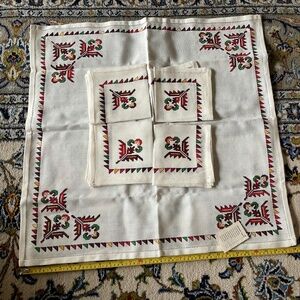 NWT Cross Stitch Floral Tablecloth  topper and 4 Napkins
